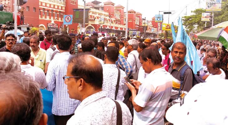 হাওড়া স্টেশনের বাইরে অ্যাপ ক্যাবের কাউন্টার ফাঁকা, ভোগান্তি