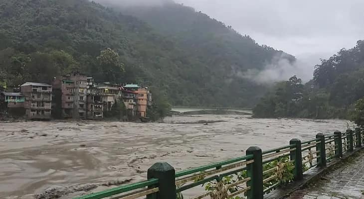 পাহাড়ে রেকর্ড বৃষ্টিপাত, তিস্তার জলে প্লাবিত গ্রাম