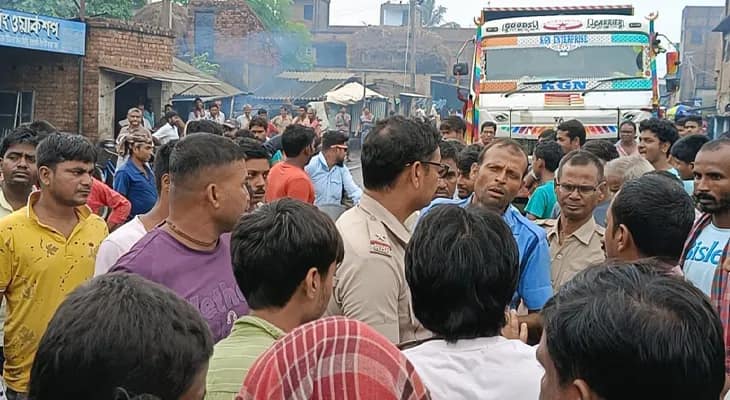 বেহাল নিকাশি ব্যবস্থার প্রতিবাদে ফারাক্কা হলদিয়া বাদশাহী সড়ক অবরোধে মুর্শিদাবাদের খড়গ্রাম ব্লকের নগরগ্রামের বাসিন্দারা