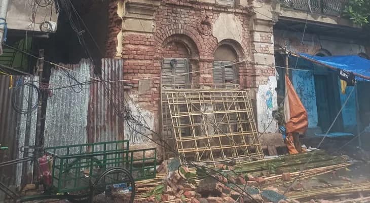 ফের কলকাতায় ভেঙে পড়ল বিপজ্জনক পুরনো বাড়ির একাংশ