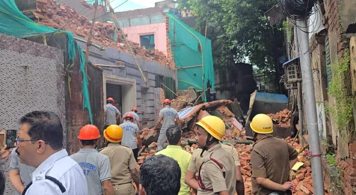 কলকাতা পুরসভার ৫১ নম্বর ওয়ার্ডে রাজকুমার বসু লেনে বাড়ি ভেঙে বিপত্তি