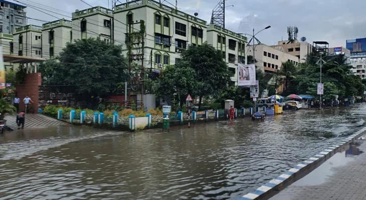 শহরে ব্যাপক বৃষ্টি, জল থইথই ভিআইপি রোডের একাধিক জায়গায়