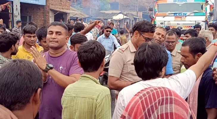 খড়গ্রামে তিনমাস ধরে জলমগ্ন এলাকা, পথ অবরোধে স্থানীয়রা