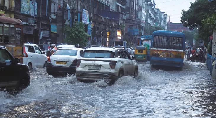 দফায় দফায় বৃষ্টিতে যানজট, ব্যবসা বন্ধ, ফের দুর্ভোগের জলছবি কলকাতায়