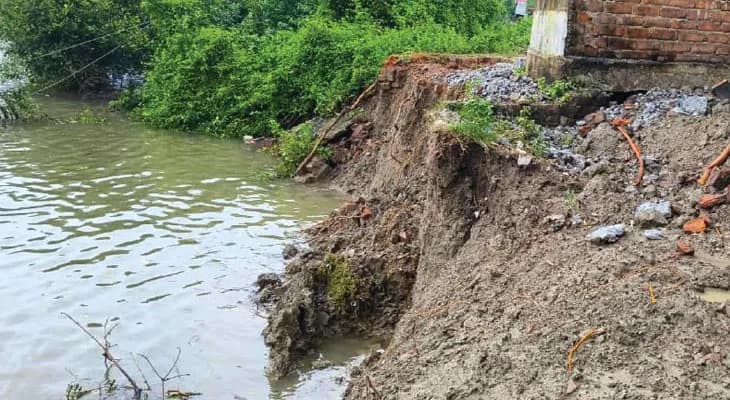 নদীবাঁধে ধস, তলিয়ে গেল ইটের রাস্তাও, প্রবল আতঙ্ক কাকদ্বীপে