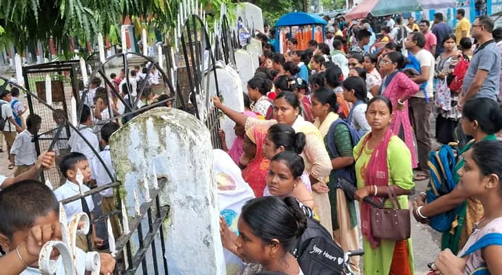 জলপাইগুড়ি শহরে নতুন কেনা স্কুটারে ছেলেকে স্কুলে পৌঁছে দিতে এসে হৃদরোগে আক্রান্ত হয়ে মৃত্যু হল বাবার