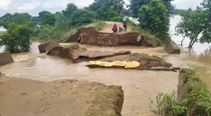 মুর্শিদাবাদের ভরতপুর-১ নম্বর ব্লকের জাখিনা গ্রামের কাছে জলের তোড়ে ভেঙ্গে গেল ময়ূরাক্ষী নদীর লিঙ্ক বাঁধ, বিস্তীর্ণ এলাকার কৃষিজমি প্লাবিত হওয়ার আশঙ্কা