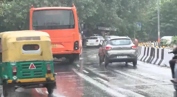 দিল্লির বিভিন্ন এলাকায় প্রবল বৃষ্টি