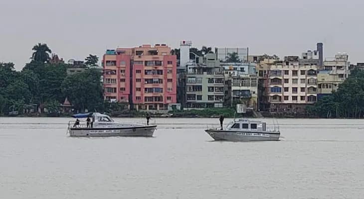 রাষ্ট্রপতি দ্রৌপদী মুর্মুর সফর উপলক্ষ্যে গঙ্গায় ভারতীয় নৌ সেনার টহলদারি