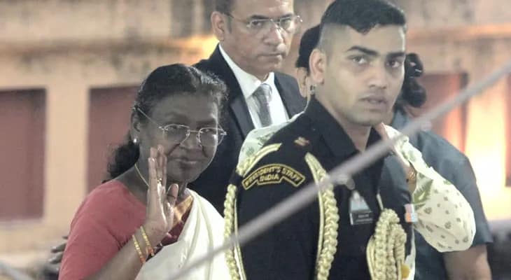 দক্ষিণেশ্বর মন্দির থেকে বের হলেন রাষ্ট্রপতি দ্রৌপদী মুর্মু, যাচ্ছেন রাজভবনে
