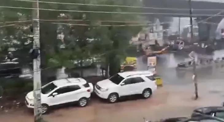 হায়দরাবাদে ব্যাপক বৃষ্টি, জলমগ্ন একাধিক এলাকা