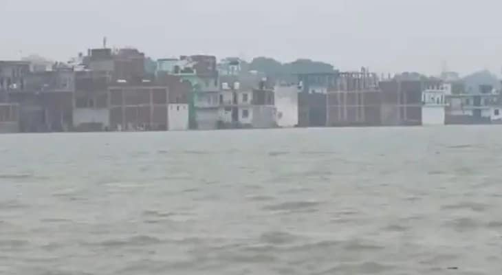 উত্তরপ্রদেশের প্রয়াগরাজে বন্যা পরিস্থিতি, বিপদসীমার কাছাকাছি নদীর জল