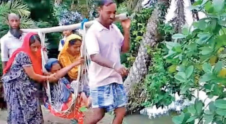 হিঙ্গলগঞ্জে বেহাল রাস্তা, দোলায় চেপে হাসপাতালের পথে রোগী