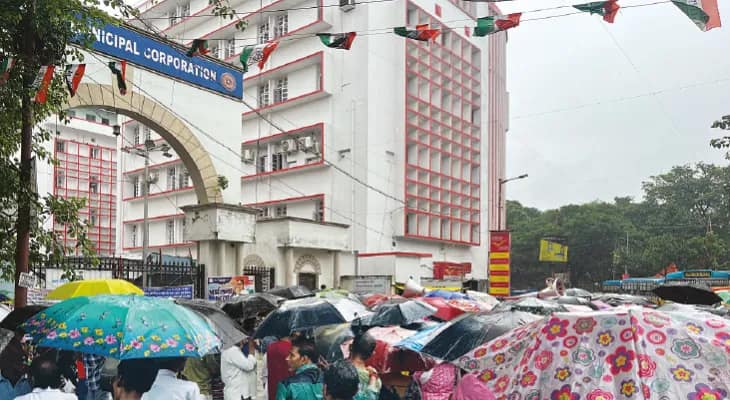 চাকরিতে স্থায়ীকরণ, মজুরি বৃদ্ধি ও স্বাস্থ্য বিমার দাবিতে হাওড়া পুরসভায় বিক্ষোভ