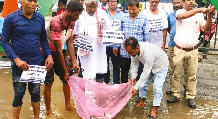 বর্ধমান শহরে বেহাল রাস্তায় মাছ ধরে প্রতিবাদ কংগ্রেসের