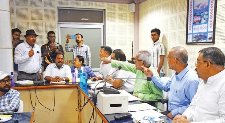 উত্তপ্ত বোর্ড মিটিং, বের করে দেওয়া হল বিদ্রোহী মেয়র পারিষদ দিলীপকে