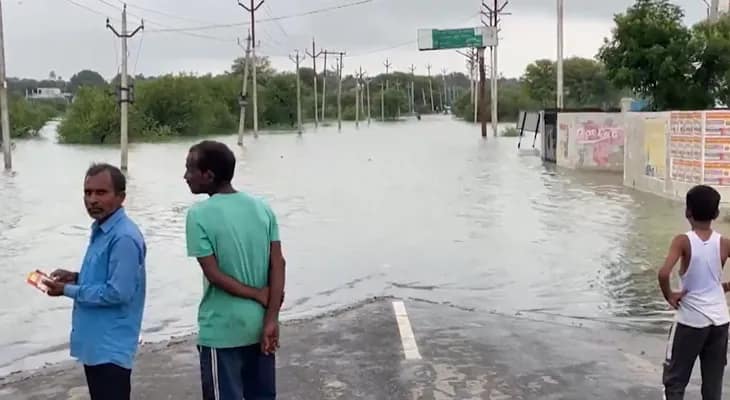 গঙ্গা-যমুনায় বাড়ছে জলস্তর, প্রয়াগরাজের নিকটবর্তী গ্রামগুলিতে ব্যাহত যোগাযোগ ব্যবস্থা
