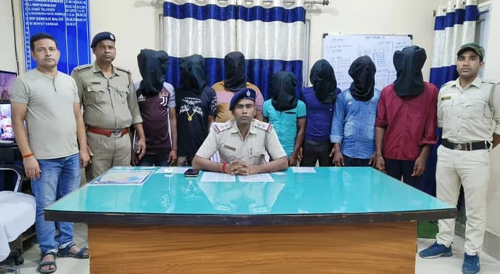 মুর্শিদাবাদের রানিনগরে ছ'জন বাংলাদেশি অনুপ্রবেশকারী ও এক ভারতীয় দালালকে গ্রেপ্তার করল রানিনগর থানার পুলিস