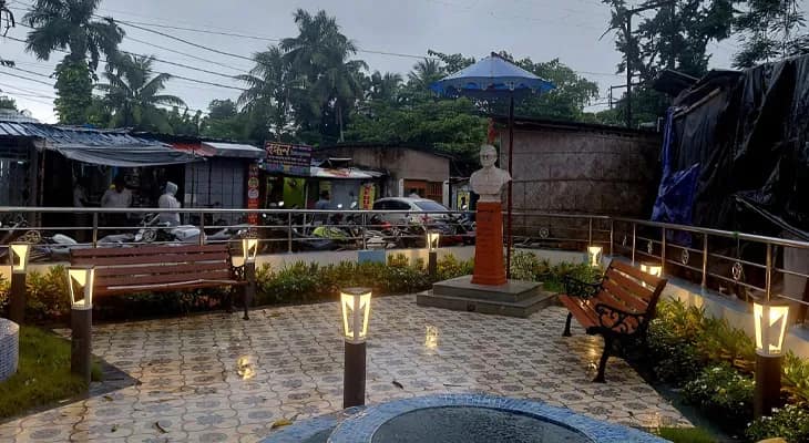 দিনের বেলায় আঁধার নামল উলুবেড়িয়ায়, আলো জ্বালিয়ে দেওয়া হয়েছে আদালতের পাশে নেতাজী মূর্তি সংলগ্ন এলাকায়