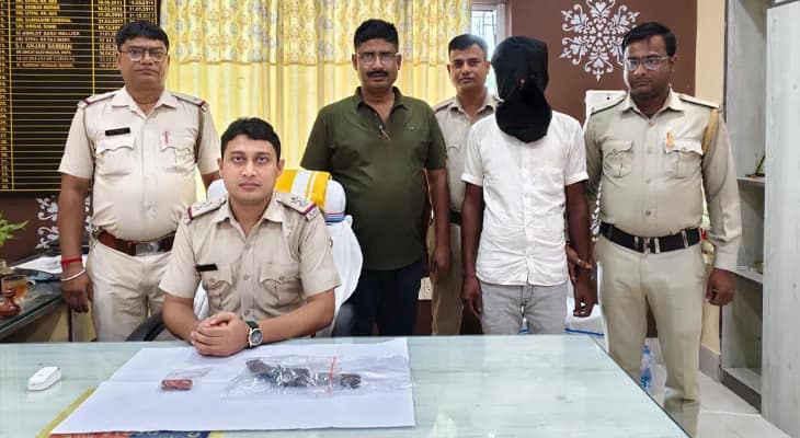 মুর্শিদাবাদের নওদায় আগ্নেয়াস্ত্রসহ গ্রেপ্তার এক দুষ্কৃতী, ধৃতের নাম নূর ইসলাম শেখ, তার কাছ থেকে একটি পাইপগান ও দুই রাউণ্ড গুলি উদ্ধার করছে পুলিস