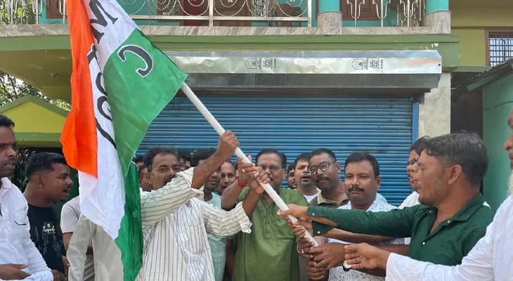 তৃণমূল কংগ্রেসে যোগদান করলেন জলপাইগুড়ির রাজগঞ্জ বিধানসভার অন্তর্গত সন্ন্যাসীকাটা অঞ্চলের ৫০ জন সিপিএম কর্মী, তাঁদের হাতে জোড়াফুলের পতাকা তুলে দেন রাজগঞ্জের বিধায়ক খগেশ্বর রায়