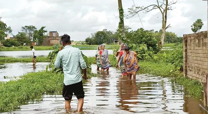 একমাস জমা জলে নাজেহাল পাঁচথুপি গ্রামের তিনটি পাড়া, অভিযোগ মানতে নারাজ বিডিও