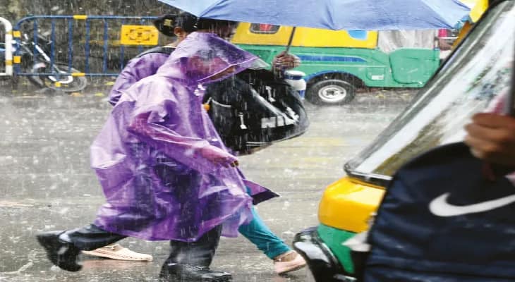 নিম্নচাপ কাটতেই ঘূর্ণাবর্ত-মৌসুমি অক্ষরেখা, জোড়া ফলায় ভাসছে শহর