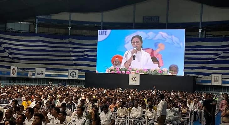 মানুষের জীবনের বিনিময়ে পুজোয় ভিড় টানার প্রতিযোগিতা চলবে না, নির্দেশ মুখ্যমন্ত্রীর