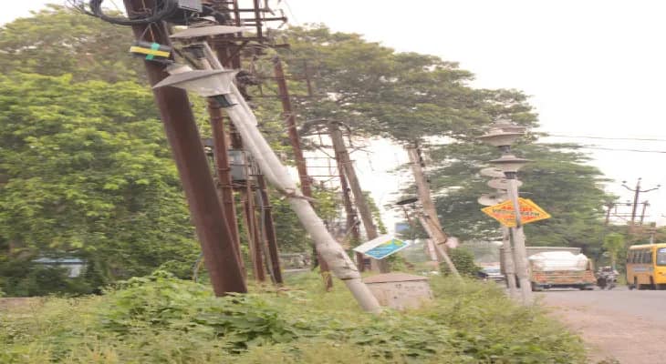 খন্দে ভরা রাস্তায় বেহাল ত্রিফলা, বর্ষায়  দুর্ঘটনার আশঙ্কা হাওড়া-আমতা রোডে, মাকড়দহ থেকে ডোমজুড়ে বিডিও অফিস যাওয়াই দায়!
