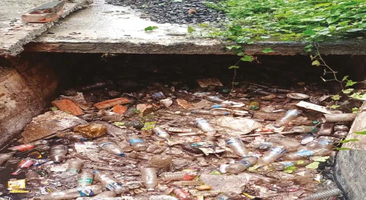 হাওড়ায় নিকাশি নালা সাফাইয়ে মিলল  প্লাস্টিকের বোতল, খাটের ভাঙা পায়াও