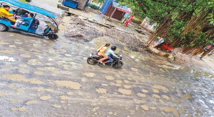মুখ্যমন্ত্রীর সফরের জন্য সংস্কার করা রাস্তার তিনদিনেই ফের বেহাল অবস্থা, সমালোচনা