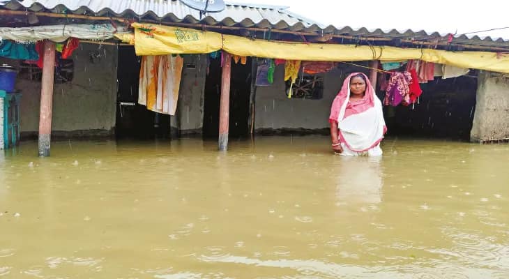 আরামবাগে বিস্তীর্ণ এলাকা জলমগ্ন, বাড়িতে ঢুকছে জল, ভাসছে গোঘাটের রাজ্য সড়ক