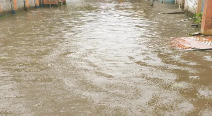 ড্রেন উপছে রাস্তায় নোংরা জল, ক্ষুব্ধ ১৪ নম্বর ওয়ার্ডের বাসিন্দারা