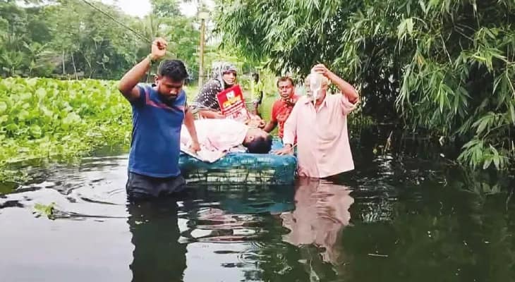 বন্যা নিয়ে উদ্বেগ উত্তর ২৪ পরগনায় রোগীকে ভেলায় চাপিয়ে আনা হল রাস্তায়