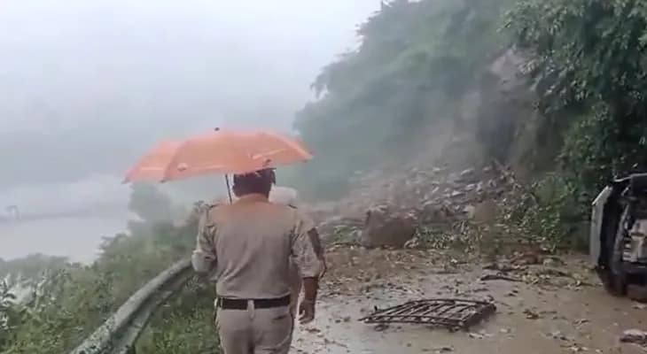 ধসের জেরে আপাতত বন্ধ করে দেওয়া হল চণ্ডীগড়-মানালি জাতীয় সড়ক