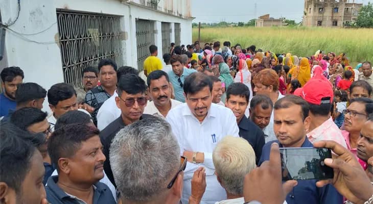 মুর্শিদাবাদের ভরতপুরের ইব্রাহিমপুরের কাছে বন্যা পরিস্থিতি খতিয়ে দেখতে গেলেন দমকলমন্ত্রী সুজিত বসু