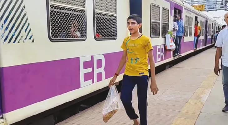 মা-বাবা অসুস্থ, সংসারের হাল ধরতে স্কুল ছেড়ে ট্রেনে হকারি