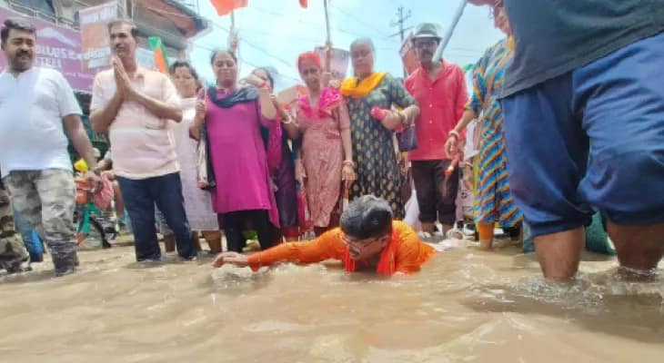 পাইপ বসাতে গিয়ে পাঁচিলে ধস, বিক্ষোভ