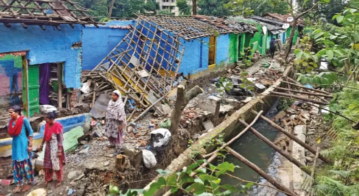 স্বর্ণময়ী খালের গার্ডওয়াল ধসে ভেঙে পড়ল ৫ বাড়ি, ফাটল আরও ১২টিতে