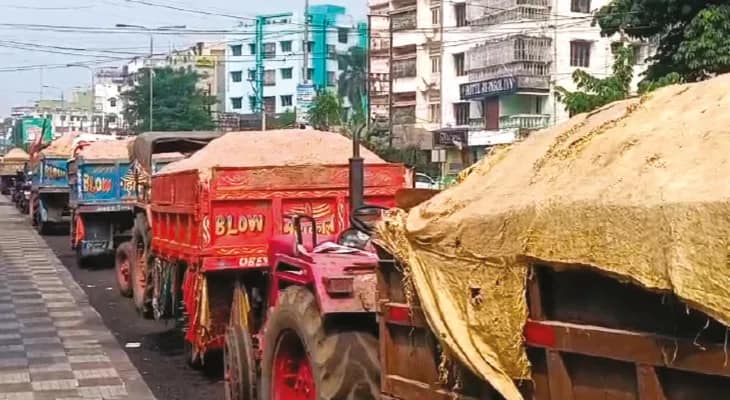 সরকারি চালানেই আজব বালি কারবারের পর্দা ফাঁস, রানিগঞ্জ থেকে ট্রাক্টরে করে বালি যাচ্ছে পুরুলিয়া শহরে!