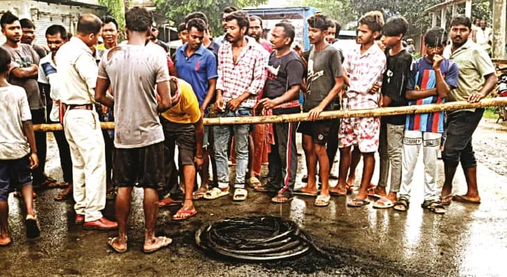 ব্লক প্রশাসনের আশ্বাসই সার, রাস্তা নির্মাণ করা হয়নি রামপুরে, অবরোধ