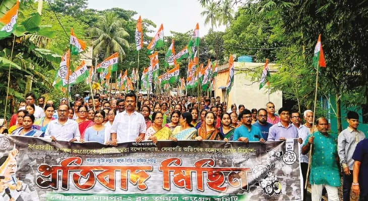 বাঙালিদের উপর অত্যাচারের প্রতিবাদে তৃণমূলের মিছিল