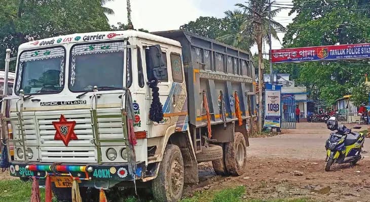 ভূমিদপ্তরের গাড়িতে ধাক্কা অবৈধ বালির ডাম্পারের, এফআইআর