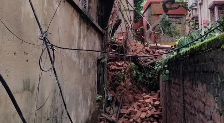 মানিকতলা মেইন রোডে ভাঙল পুরনো বাড়ির একাংশ, ২ শিশুসহ জখম ৬