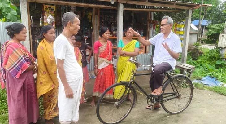 ৭২ বছর বয়সেও সাইকেলে ঘুরে এলাকাবাসীর খোঁজ নেন ময়নাগুড়ি পঞ্চায়েত সমিতির সভাপতি