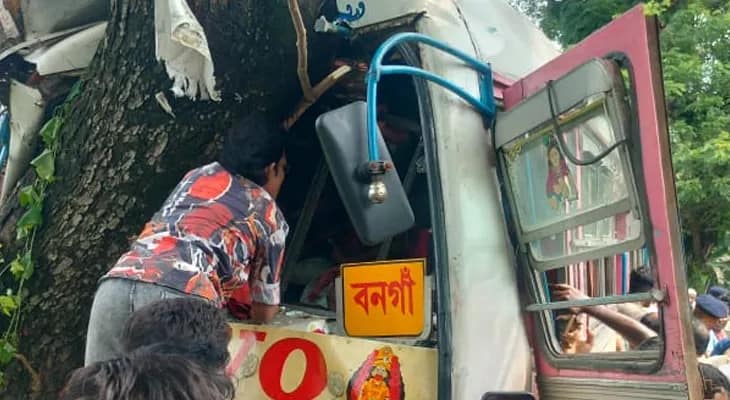 বনগাঁ বাগদা সড়কে চাঁদা রায়পুর এলাকায় বাস দুর্ঘটনা, জখম প্রায় ৩০