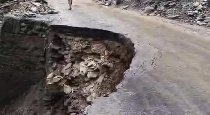 কালিম্পংগামী ১০ নম্বর জাতীয় সড়কের তারখোলায় রাস্তার একাংশে ধস, যানবাহন ঘুরিয়ে দেওয়ার প্রস্তুতি প্রশাসনের