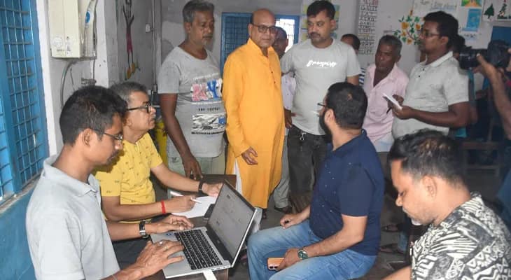 মধ্যমগ্রামের দিগবেড়িয়ায় ‘আমাদের পাড়া আমাদের সমাধান’-এর ক্যাম্প পরিদর্শন করলেন পুরসভার চেয়ারম্যান নিমাই ঘোষ