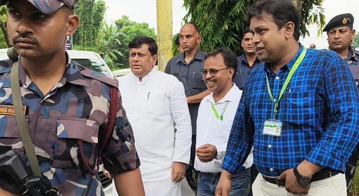 শনিবার সকালে জলপাইগুড়ি কৃষি বিজ্ঞান কেন্দ্রে পরিদর্শন করলেন কেন্দ্রীয় শিক্ষা প্রতিমন্ত্রী সুকান্ত মজুমদার