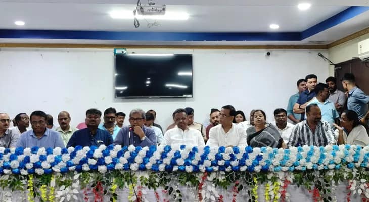 আরামবাগে প্লাবন পরিস্থিতি নিয়ে পুরশুড়া বিডিও অফিসে প্রশাসনিক বৈঠক! যোগ দিয়েছেন সেচমন্ত্রী মানস ভুঁইয়া, ফিরহাদ হাকিম, স্নেহাশিস চক্রবর্তী, বেচারাম মান্না প্রমুখ